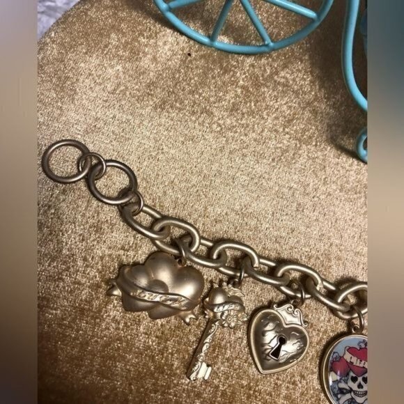 Lucky Vintage Costume jewelry Gold tone Pirate Key Heart Lock Charm Bracelet - Picture 2 of 3